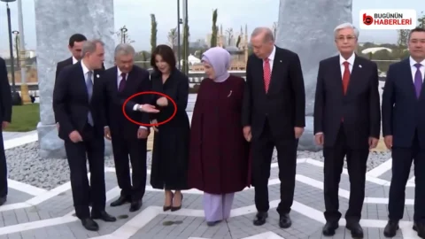 Ankara’da TDT Zirvesi açılışında dikkat çeken an: Küpeyi yerden aldı