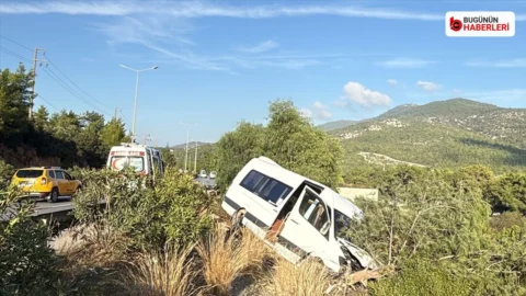 Bodrum’da otomobil ile minibüs çarpıştı: 2 yaralı