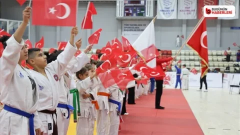 İzmir’de Cumhuriyet coşkusu: 227 sporcu madalya için ter döktü