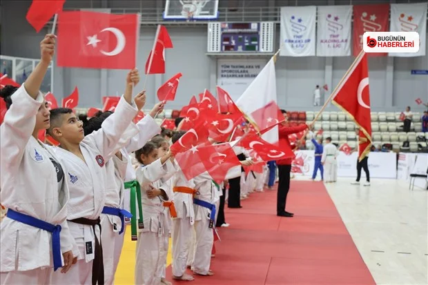 İzmir’de Cumhuriyet coşkusu: 227 sporcu madalya için ter döktü
