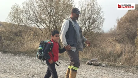 Kangal’da yıkılan köprü ulaşımı vurdu: Baba çocuğunu sırtında taşıyor