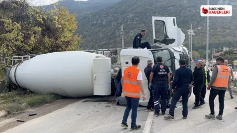 Laçin’de freni boşalan beton mikseri devrildi: 3 yaralı