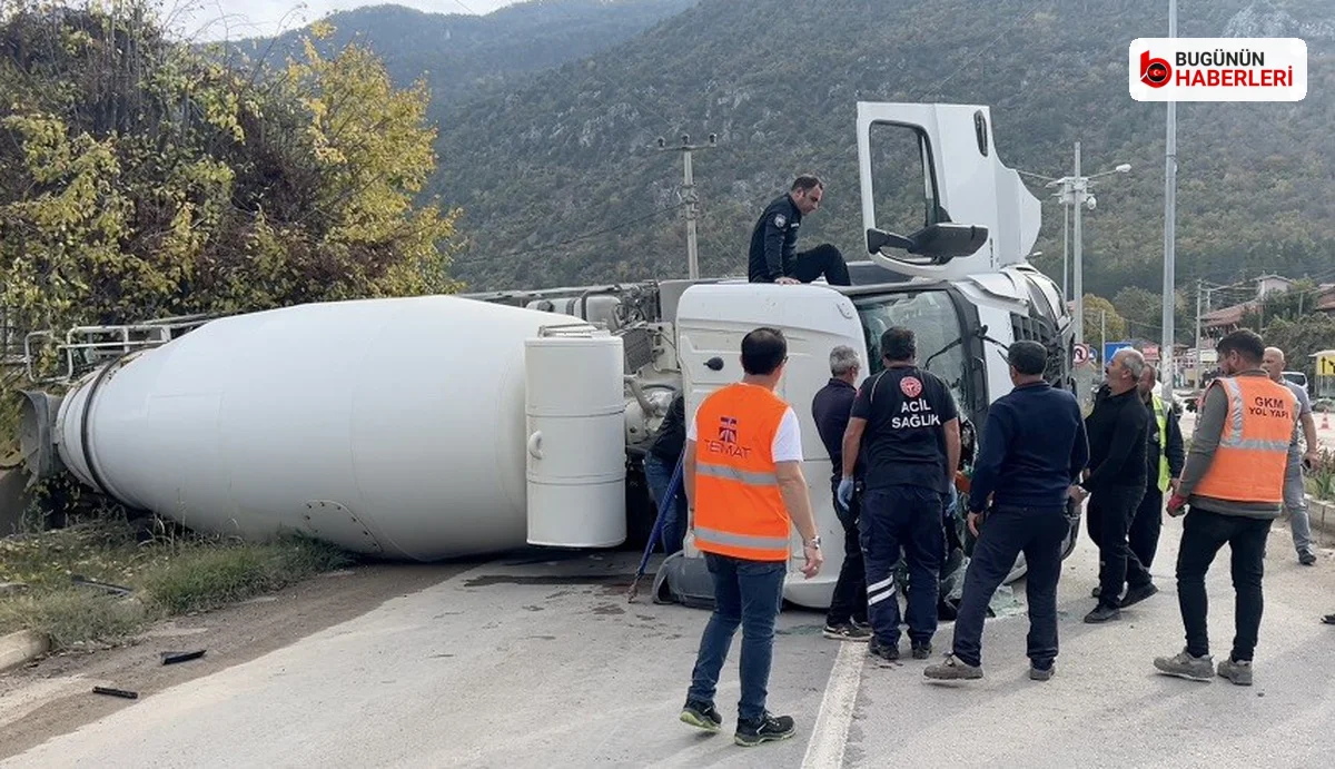 Laçin’de freni boşalan beton mikseri devrildi: 3 yaralı
