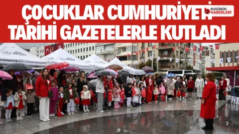 Manisa’da çocuklardan tren garında bayraklı kutlama