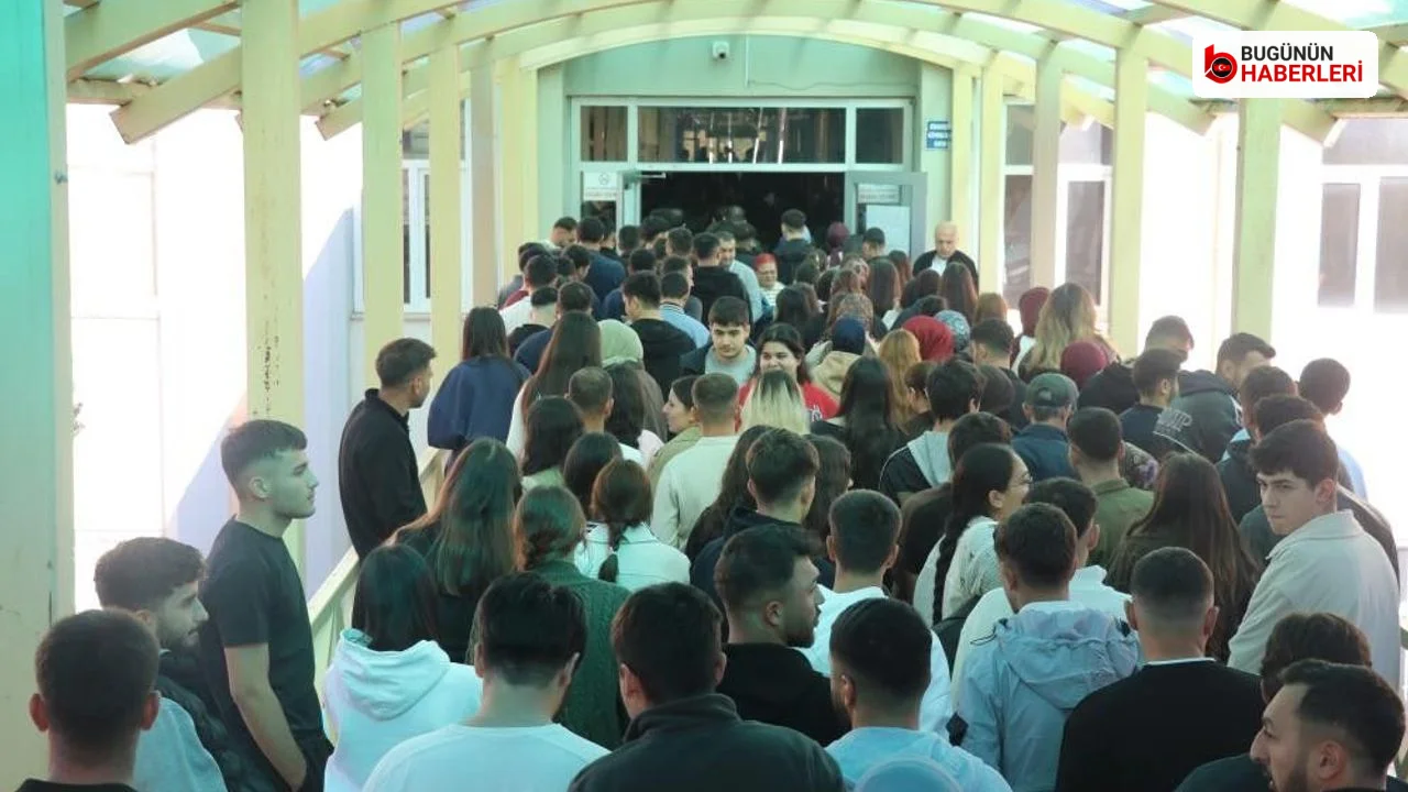 Sivas’ta KPSS Ortaöğretim sınavı: Küpelerini çıkaran aday binaya alındı