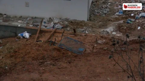 Sultanbeyli’de çamur mesaisi: Anne ve çocuğu itfaiye kurtardı