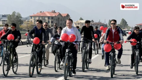 Yüksekova’da Cumhuriyet Bayramı dolayısıyla bisiklet turu düzenlendi